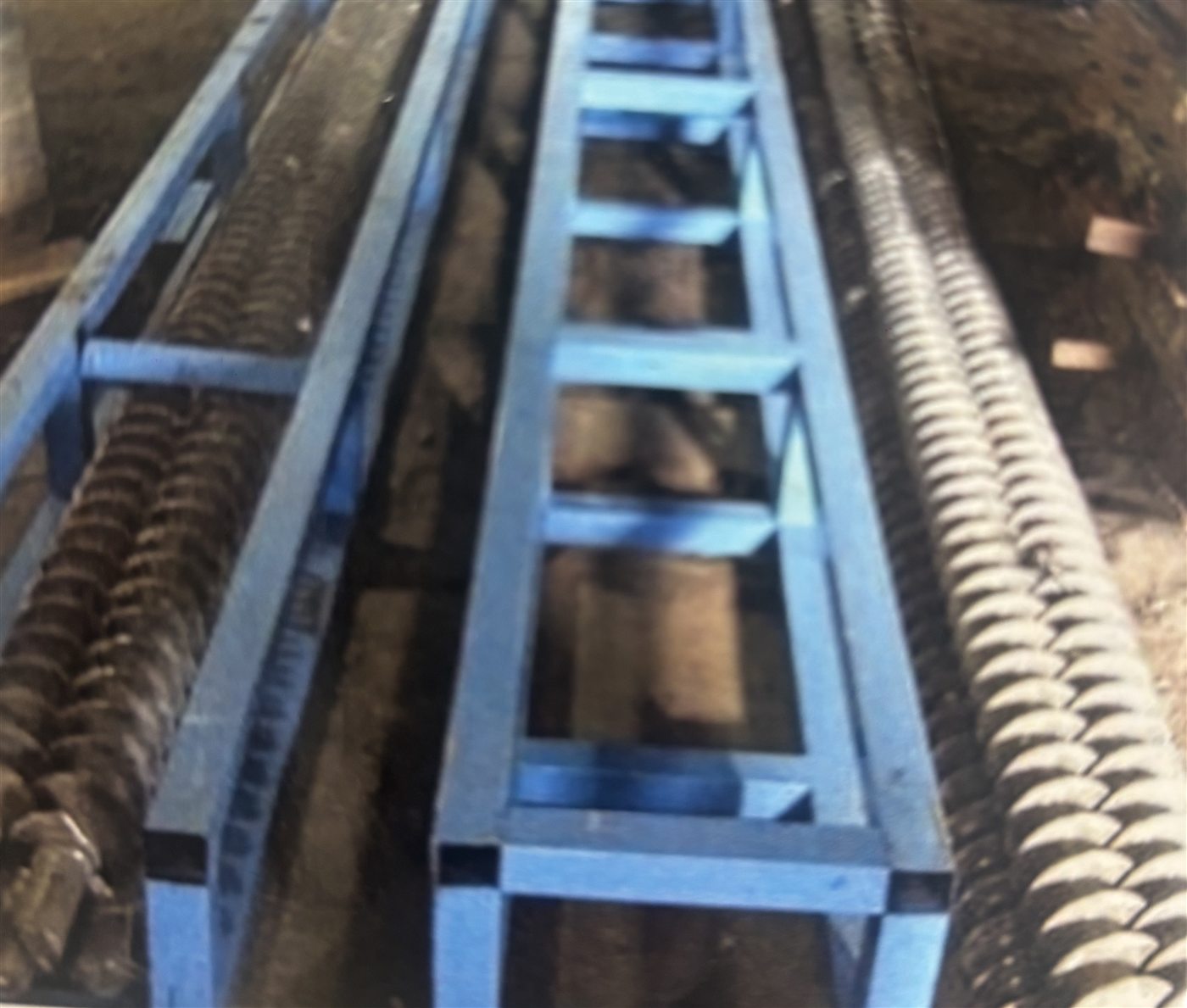 Tornillo sin fin de 6,20 metros de largo sobre bastidor