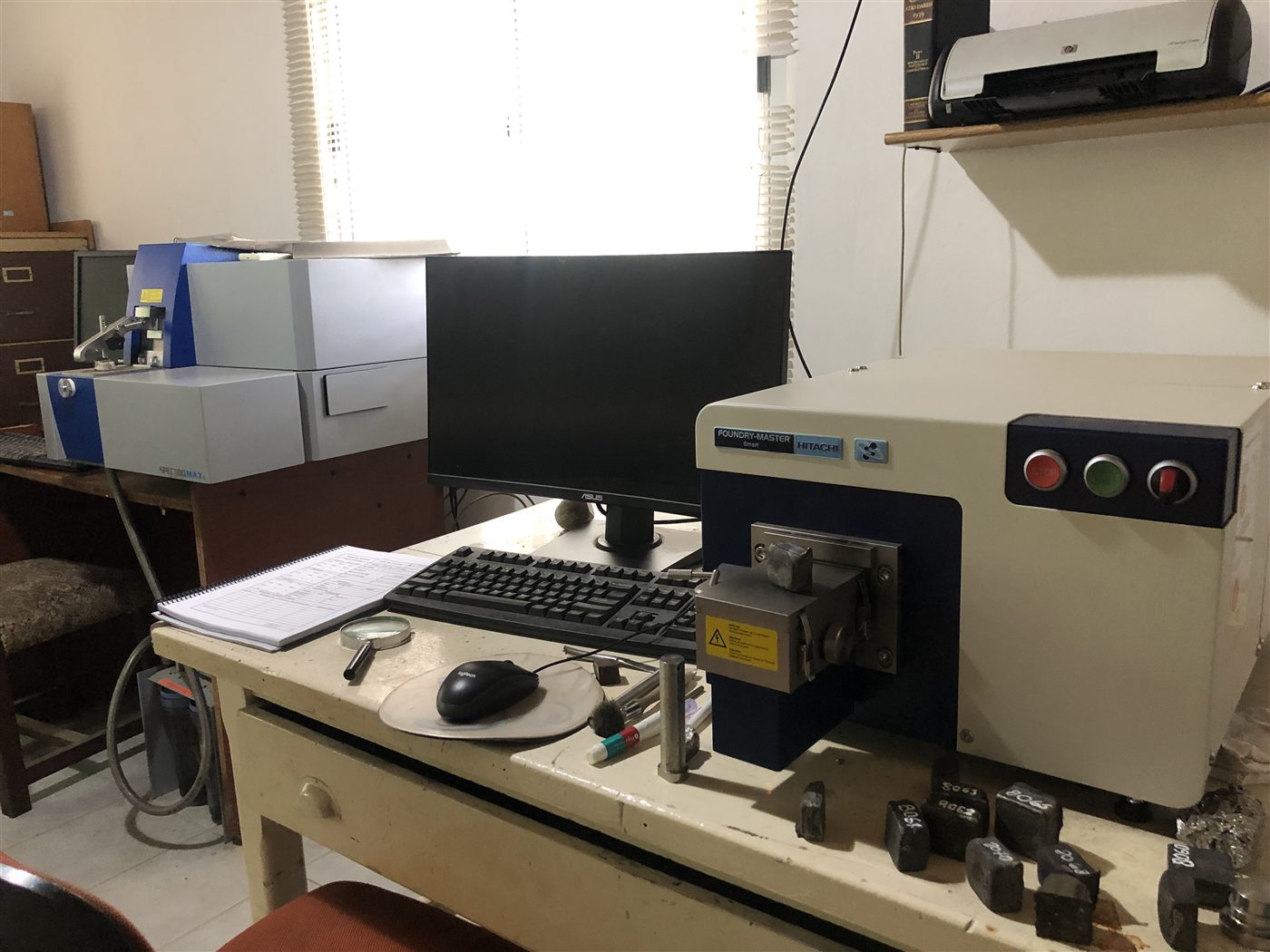Espectrómetro Hitachi Foundry-Master en el laboratorio de Fundición Navarro