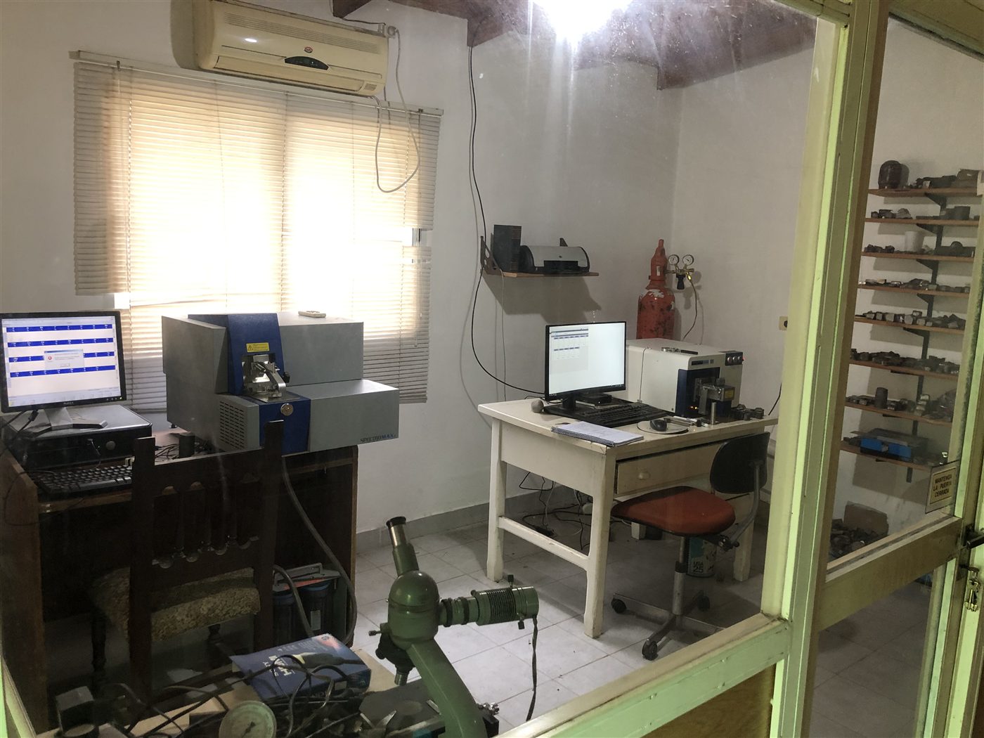Laboratorio de control químico con muestras de piezas fundidas