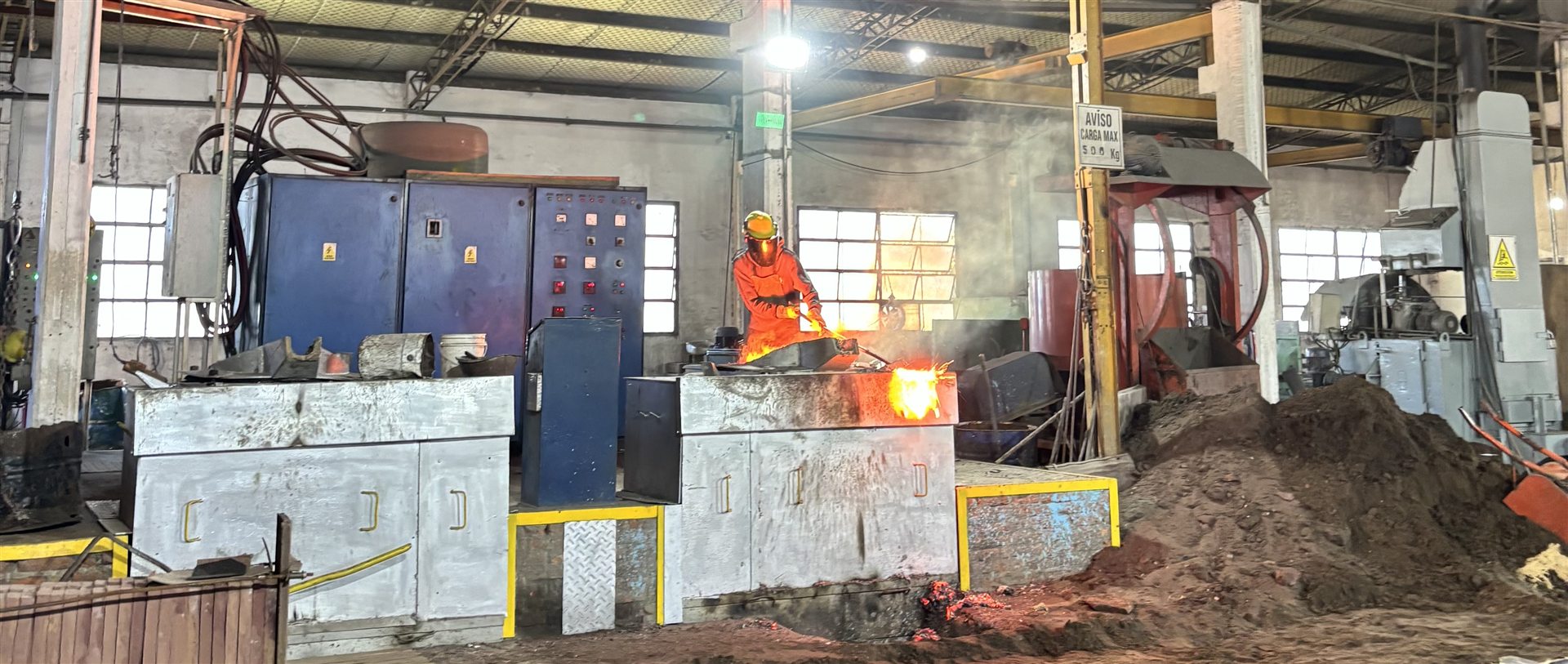 Operario colando acero fundido en la planta de Fundición Navarro