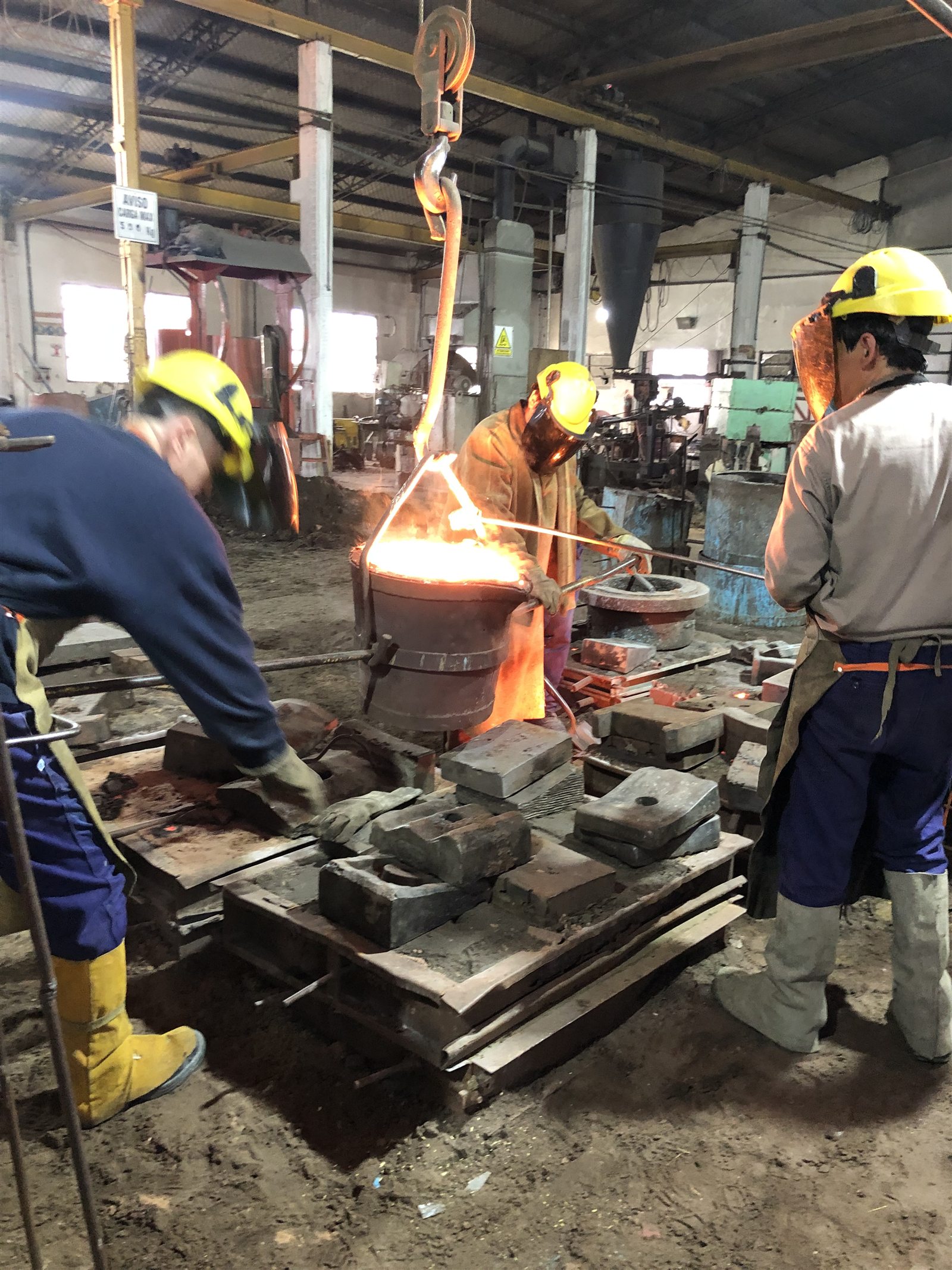 Equipo de Fundición Navarro colando acero fundido, más de 60 años de trayectoria