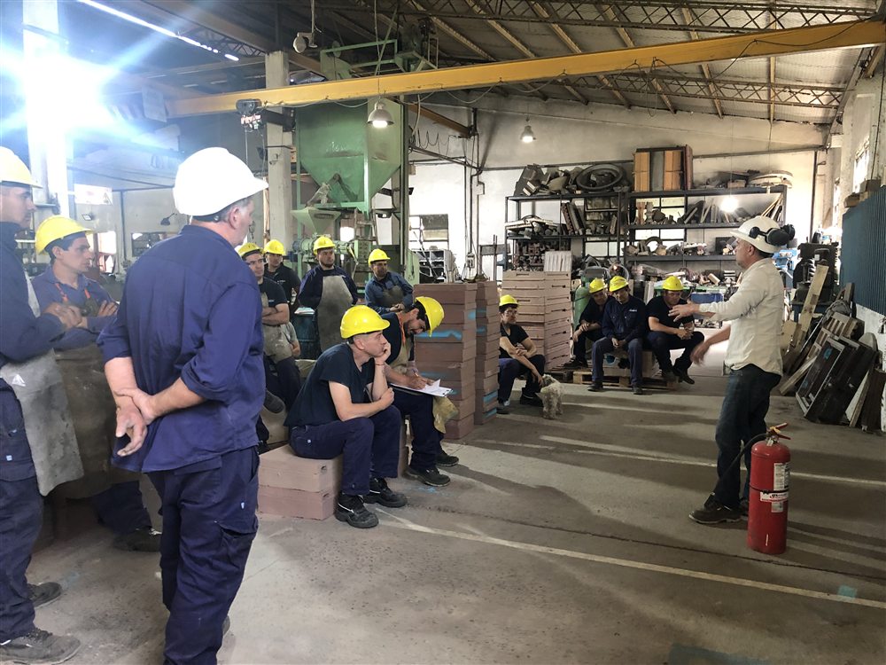 Equipo de Fundición Navarro reunido en la planta