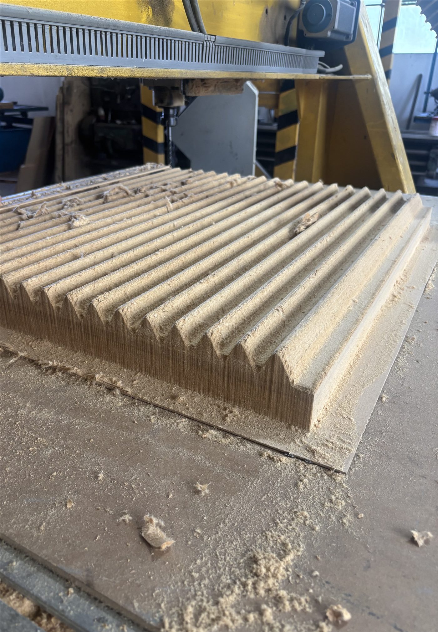 Detalle de modelo de madera recién mecanizado