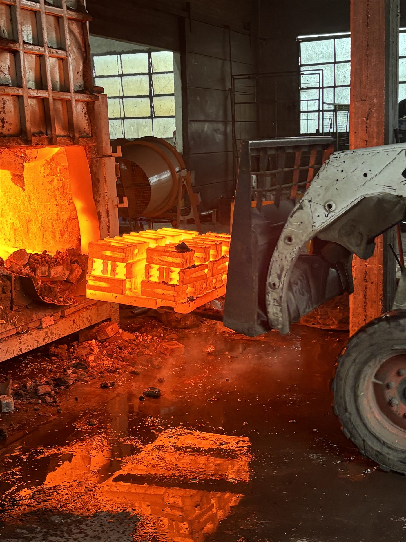 Pieza al rojo vivo retirada del horno de hipertemple